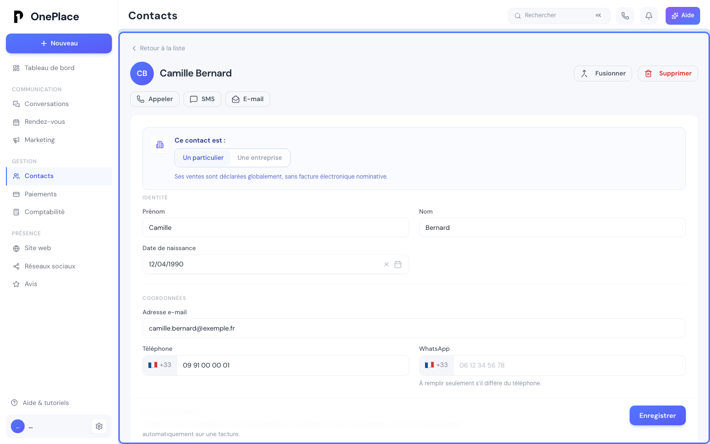 La fiche de Camille Bernard, ouverte : le type de client en tête, puis ses informations dans un formulaire modifiable, groupées par Identité et Coordonnées.