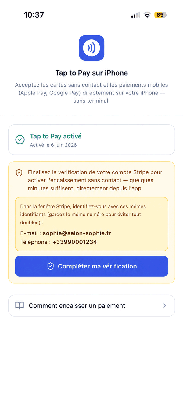 L'écran Encaissement sans contact : le titre Tap to Pay sur iPhone et son explication, la ligne verte « Tap to Pay activé » avec sa date, puis le bandeau orange invitant à finaliser la vérification Stripe — avec l'e-mail et le téléphone à réutiliser et le bouton Compléter ma vérification — et en dessous le lien « Comment encaisser un paiement ».