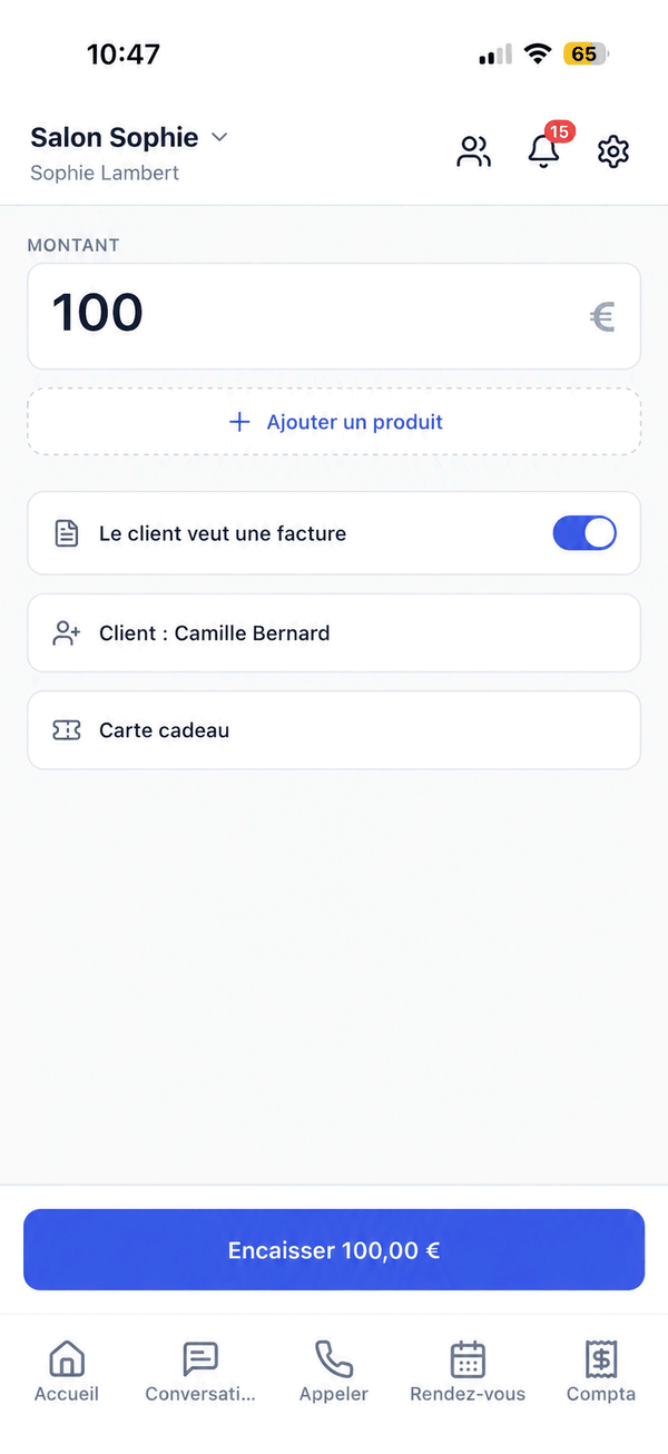 Le panier d'encaissement : le champ Montant rempli, le bouton Ajouter un produit, puis les trois lignes Le client veut une facture (interrupteur activé), Client (avec le nom du contact lié) et Carte cadeau. En bas, le bouton bleu Encaisser, qui reprend le montant saisi.