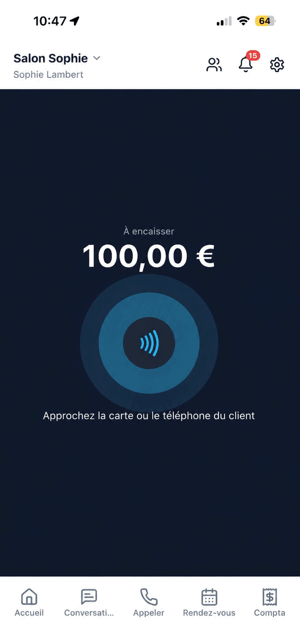 L'écran Tap to Pay : sur fond sombre, la mention « À encaisser » et le montant en grand, la cible sans contact avec ses ondes concentriques, et l'instruction « Approchez la carte ou le téléphone du client ».