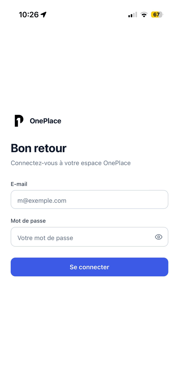 L'écran de connexion de l'application mobile : le logo OnePlace, le titre « Bon retour », un champ E-mail, un champ Mot de passe avec son icône œil pour l'afficher, et le bouton bleu Se connecter. Aucun autre lien n'est proposé.