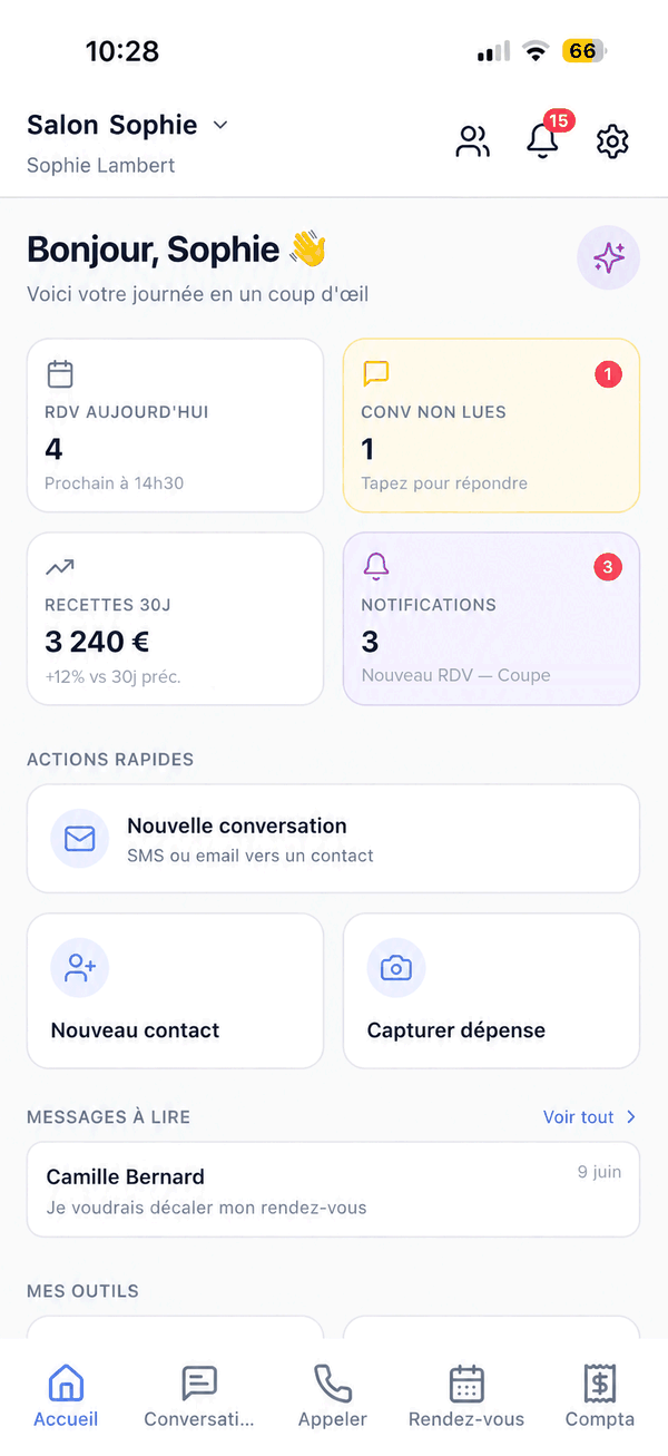 L'onglet Accueil : le nom de l'organisation en haut avec les icônes contacts, notifications et réglages, puis les quatre cases — RDV aujourd'hui, Conversations non lues, Recettes 30j et Notifications —, les Actions rapides, et le début des Messages à lire.