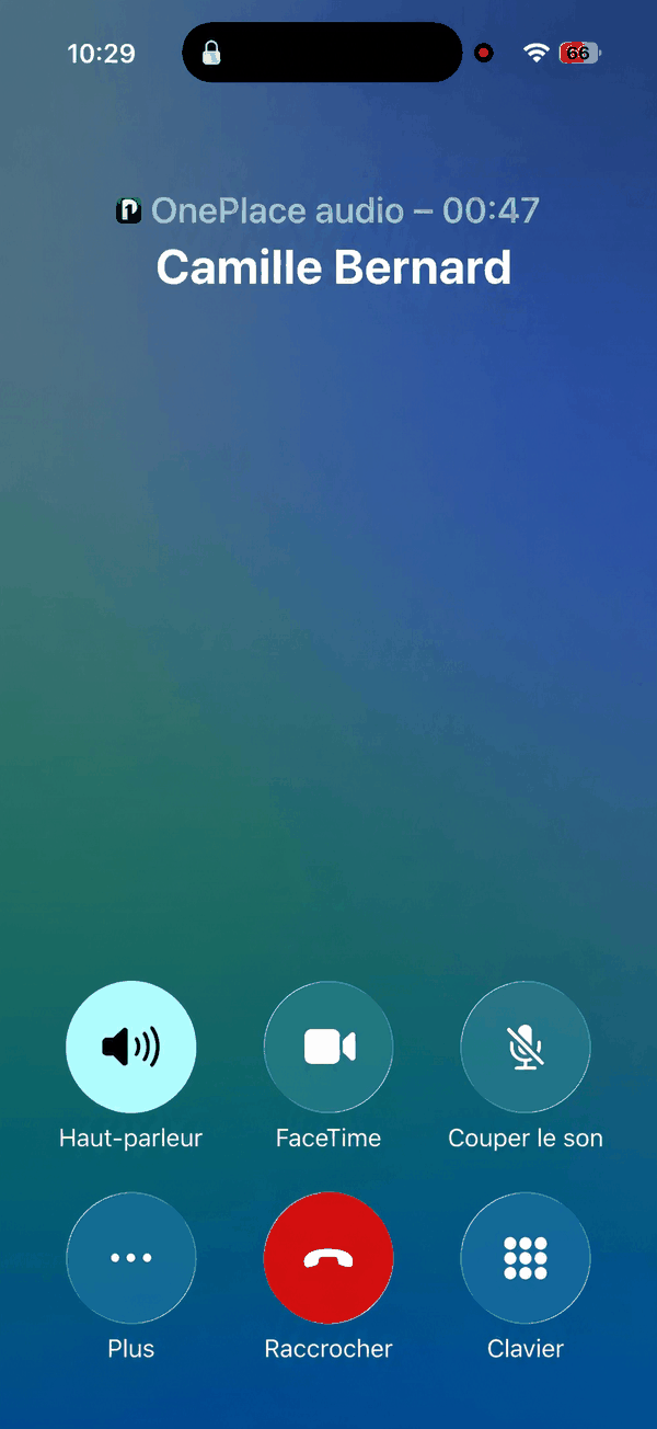 L'écran verrouillé de l'iPhone pendant un appel OnePlace : la mention « OnePlace audio » avec le chronomètre, le nom du contact en gros, et les commandes d'appel du téléphone — Haut-parleur, FaceTime, Couper le son, Plus, Raccrocher, Clavier.