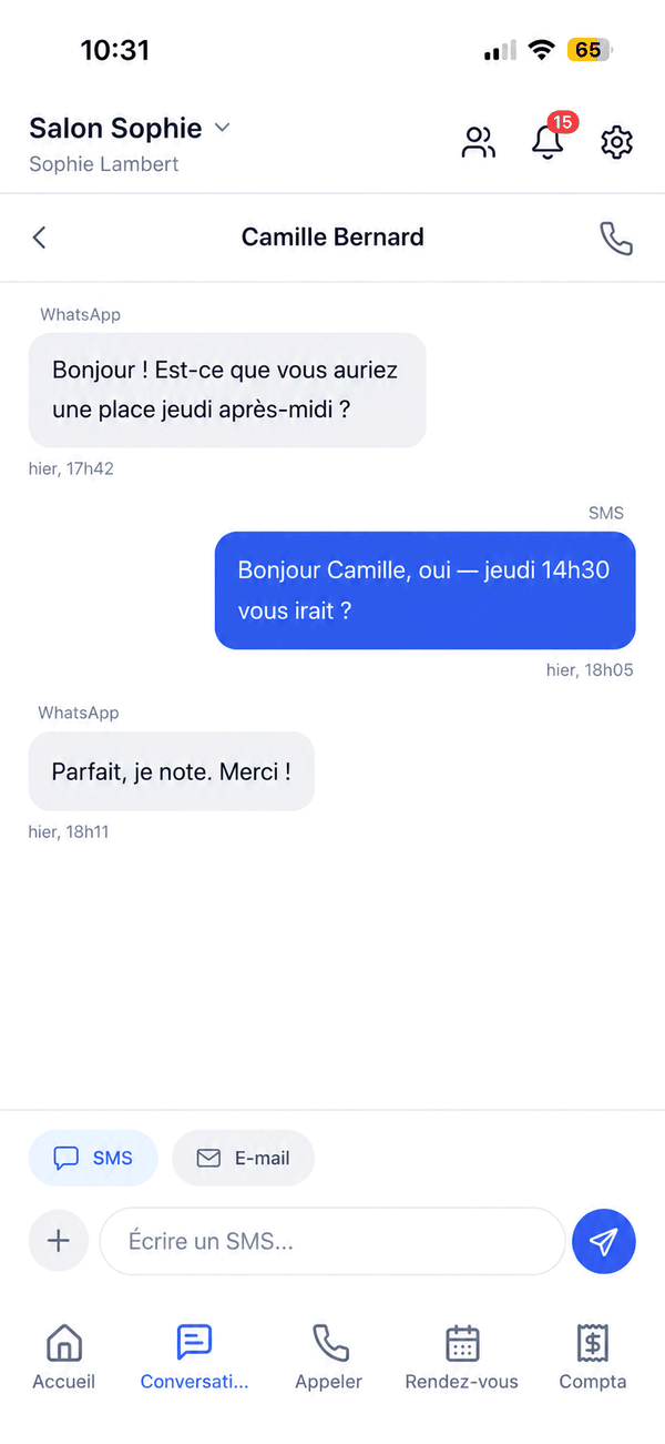 Un fil de conversation : deux messages reçus signalés « WhatsApp » et une réponse envoyée signalée « SMS » se suivent dans le même fil. En bas, la zone de saisie ne propose que deux pastilles de canal — SMS, active, et E-mail — et aucune pastille WhatsApp.