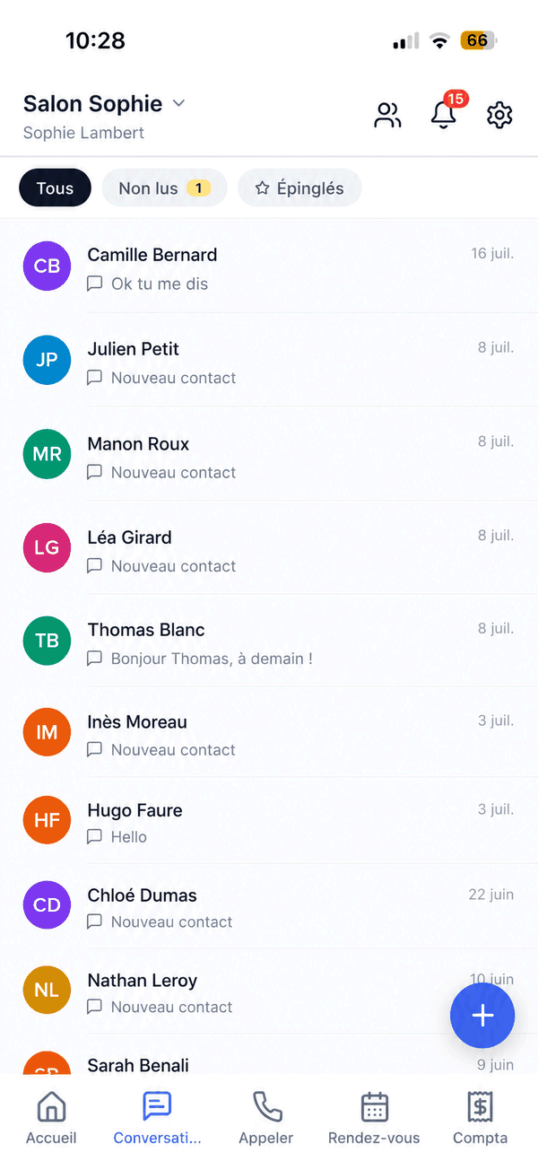 La liste des conversations : les trois filtres Tous, Non lus (avec un compteur) et Épinglés en haut, puis les conversations, chacune avec la pastille aux initiales du contact, son nom, le début du dernier message et sa date. Le bouton + flottant en bas à droite.