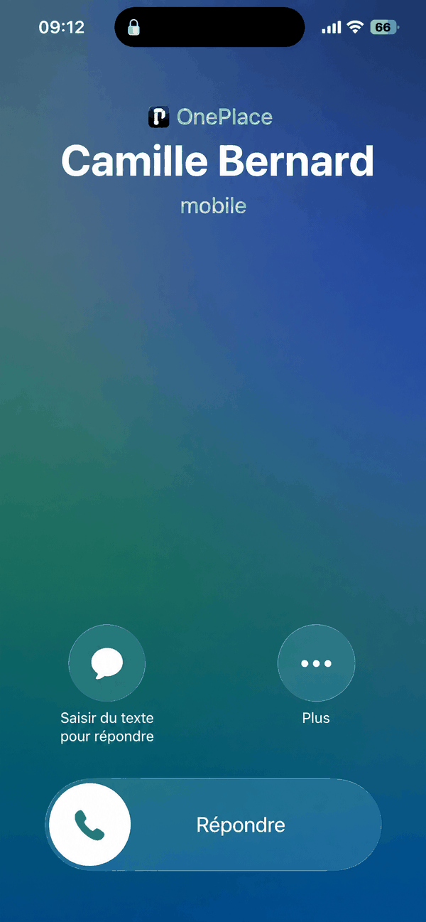 L'écran d'appel entrant du téléphone : la mention OnePlace en petit, puis le nom du client en gros à la place du numéro, et les commandes habituelles pour répondre ou rejeter l'appel. Aucun numéro n'est affiché.