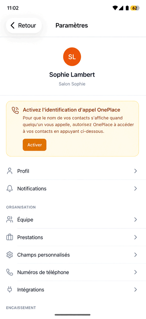 Le même écran Paramètres sur Android : le bandeau orange demande cette fois d'autoriser OnePlace à accéder à vos contacts, et son bouton dit simplement Activer — il n'y a aucun chemin de réglages à suivre.
