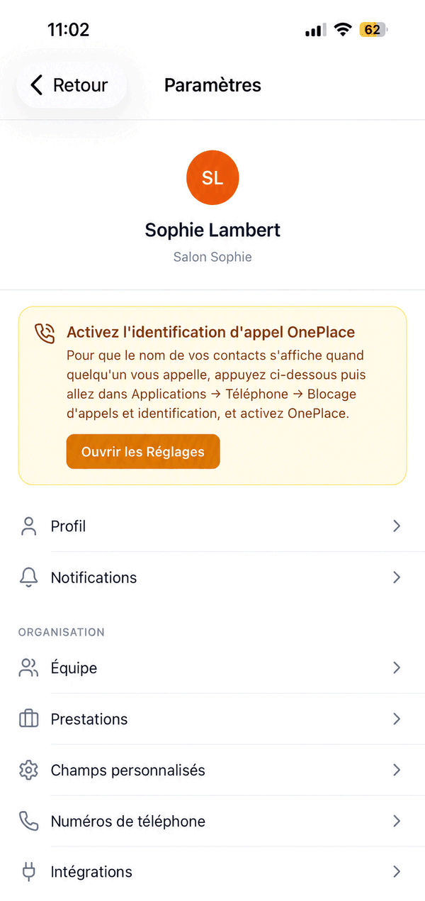 L'écran Paramètres sur iPhone : le bandeau orange « Activez l'identification d'appel OnePlace » explique d'aller dans Applications puis Téléphone puis Blocage d'appels et identification, avec le bouton Ouvrir les Réglages. En dessous commencent les entrées Profil, Notifications et la section Organisation.