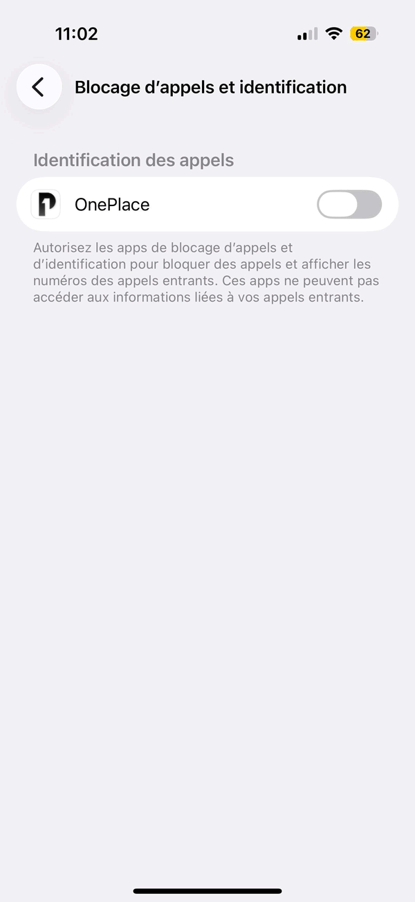 L'écran système iOS « Blocage d'appels et identification » : sous le titre Identification des appels, la ligne OnePlace avec son interrupteur éteint, et le texte d'Apple expliquant à quoi sert cette autorisation.